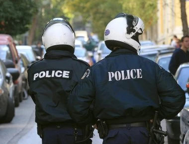 88χρονος πυροβόλησε τους ληστές που μπήκαν στο σπίτι του στη Γλυφάδα